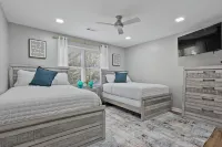 Spacious 4-bedroom house in charming Fayetteville with WiFi, AC