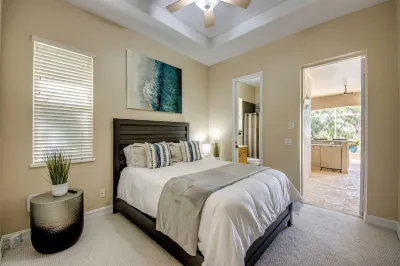 Ample waterfront Villa with 2 suites,heated pool,kayaks pool table,fishing poles