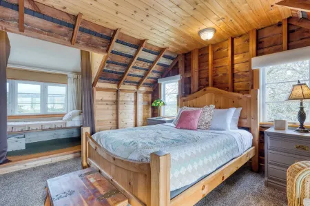 Maxwelton Aerie Bluffside Retreat w/ Sweeping Puget Sound Views + Firepit Отели рядом с достопримечательностью «Парк округа Дабл Блафф»