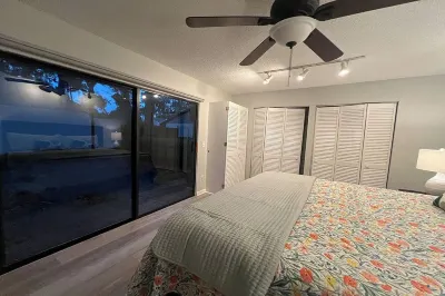 Charming 2-bedroom house in Sawgrass Gated Players Ponte Vedra Bch with AC, WiFi Hotels near Marsh Landing Country Club