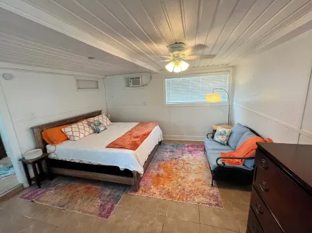 Waterfront 3 Bedroom House, San Leon Tx with Private Fishing Pier Blue Crab Casa