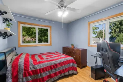 Spacious 4-bedroom house in charming Burnsville with Pool!