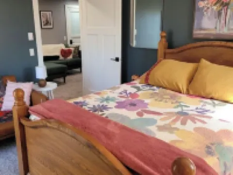 Peaceful, relaxing, family friendly, fully updated 3-bedroom house in Bellville Hotels in Bellville