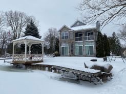 Gorgeous Water Front Retreat On Chain Of Lakes With Private Boat Launch!