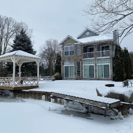 Gorgeous Water Front Retreat On Chain Of Lakes With Private Boat Launch!