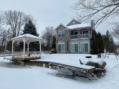 Gorgeous Water Front Retreat On Chain Of Lakes With Private Boat Launch!
