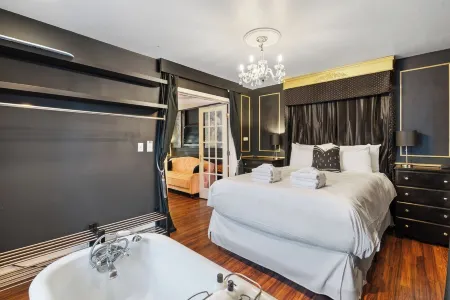 Classy Couve Walkable Downtown Apartment