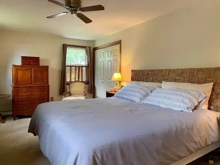 Bright & Spacious house with A/C - close to beach Отели рядом с достопримечательностью «Крейгвилл Бич, Барнстейбл»