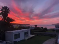 Sneezle Beezle Cottage Hotels in Ōmāpere