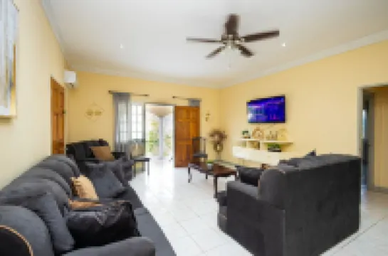 Entire Home in Discovery Bay, St. Ann Hoteles en Discovery Bay