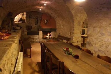 Self catering Mas Merolla for 10 people Отели в г. Гомбрен