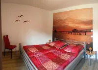 HOLIDAY HOUSE CHRISSY IN THE DIRECT BEACH LOCATION ON THE GREIFSWALDER BODDEN - NEAR THE BALTIC SEA Hotels in Loissin