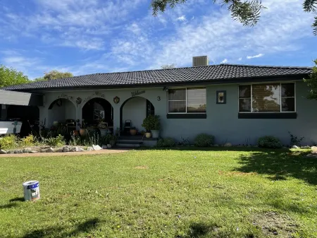 Beautiful Home in Tamworth Отели в г. Хилвью