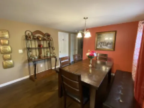 Cozy 7 Bed Home 30min from City sleeps 10 ppl