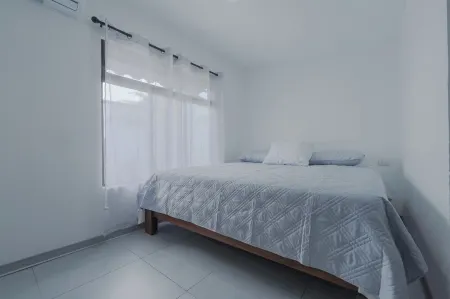 Charming 3-bedroom house with WiFi, AC in delightful La Fortuna,  plunge pool.