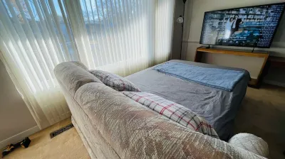 Beautiful & Bright 03 Bedrooms on the main floor. のホテル