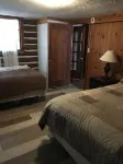 Lakeside Log Home, fireplace, snowmobile trails, parking, skiing, dog-friendly
