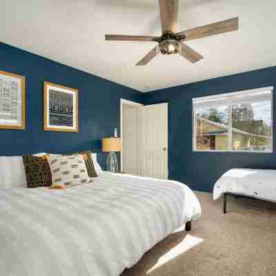 Bass Lake Escape-Near the Shore • Explore Yosemite • Close to the Pines Village Rooms
