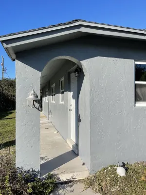 Just renovated modern king bedroom unit 2 miles from 5th ave