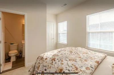 3-bedroom luxury vacation townhome in charming Glen Burnie with WiFi, AC Hotels near Pleasure Cove Marina - Maryland