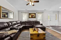 Charming 3-bedroom 2.5-bathroom townhome with WiFi and AC in Greenville