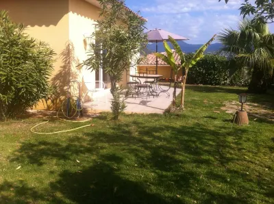 Jolie Villa for 6 guests near to the sea and the mountain. Hotels in 