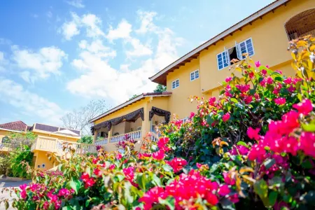 12 Guests Included in Price!  Includes: Ocean View, Pool & Other Amenities