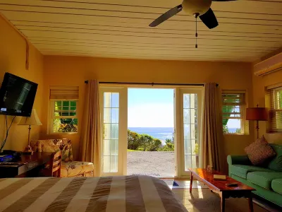 Large studio apartment w/ views. Close to beaches Gibb's Hill Lighthouse附近的飯店