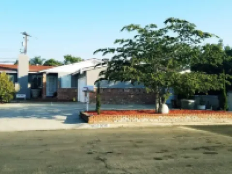 LARGE MASTER BED ROOM WITH PRIVATE ENTRANCE & BATH