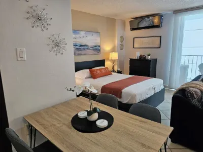 Short walk to beach, Hotel San Juan, & restaurants! 2-bed studio in Isla Verde