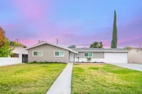 Great getaway close to Castaic Lake, Six Flags. Hotels near Walmart Supercenter