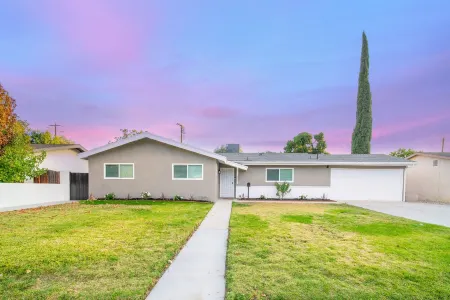 Great getaway close to Castaic Lake, Six Flags.