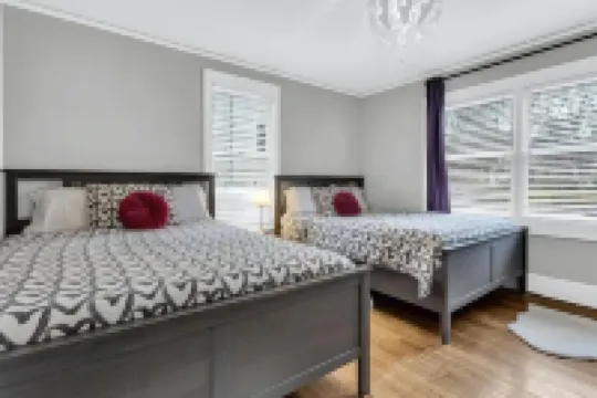 Southern Comfort Bungalow 15 Mins to Downtown+ Parking