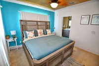 Private Oceanfront, Beach, Hottub and Dock, central location 酒店