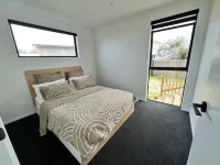 BEACHFRONT holiday home with stunning views& modern comforts -1h35 from Auckland