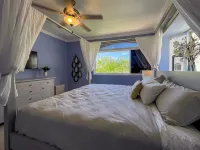 3 level Penthouse, HOT TUB / waterfall, ocean view,40 steps to beach,5 min shops
