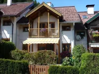 Ski & Summer, luxury furnished vacation home close to lifts. Warm and cozy.