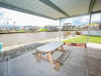 (RV2) Paradise in Sargent. Saltwater canal, minutes to ICW and beach. Hotels in Sargent