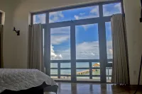 Seafront, 4 bedroom private villa, 10 guests, family vacation, activities nearby Отели в г. 