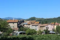 Farmhouse in a medieval village between Umbria and Tuscany