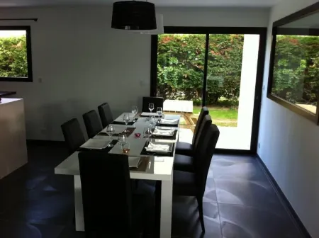 SUPERB VILLA, HEATED INDOOR POOL, SPA, 350M FROM THE BEACH