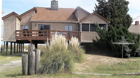 A MINI PARADISE-"THE FRISKY DOLPHIN"PRIVATE BEACH- 3BED, 2BATH!!