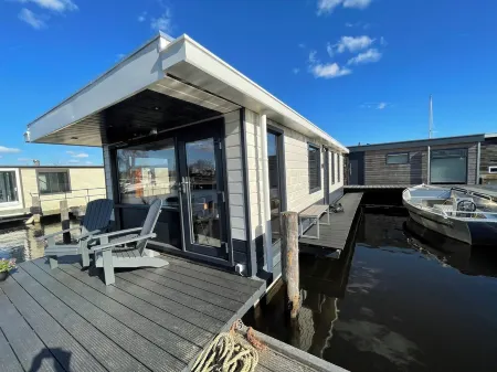Poellodge , Houseboat With Nice Terrace and View