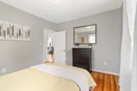 Stylish, Relaxing & Comfy 3 BDR Home. 2 minutes to Lake Compounce Hotels in Bristol