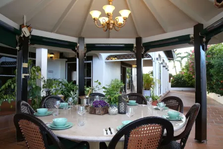 Beautiful supersize villa perfect for larger families and groups. Sleeps 22 Отели рядом с достопримечательностью «Редут Бич»