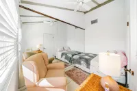 Beachfront Resort Condo, Walk to Atlantis - 2-Star
