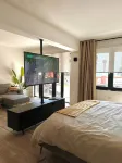 Beachfront spacious studio stunning sunset + pool with King Bed