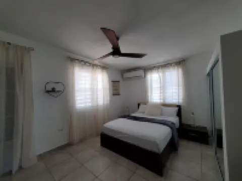 Aguadilla Sunset Apt with electricity water AC WIFI 8 minute walk from Crashboat