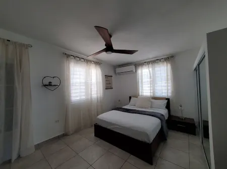 Aguadilla Sunset Apt with electricity water AC WIFI 8 minute walk from Crashboat