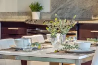 Chic Luxe 2BD + Free Parking-Central Downtown Gem